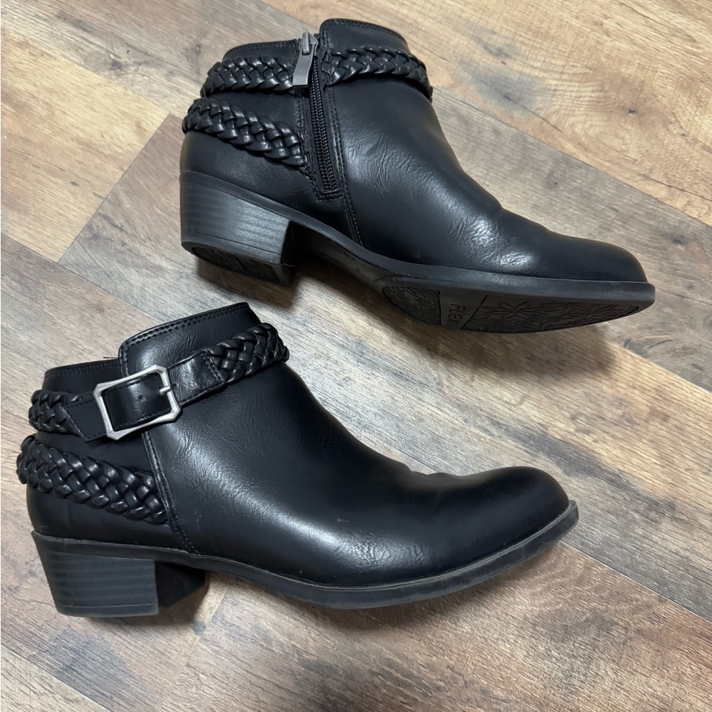 LifeStride Adriana Booties
Black Smooth Faux Leather Size 7.5W - Picture 2 of 7